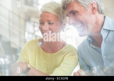 Älteres Ehepaar gemeinsam lachen Stockfoto