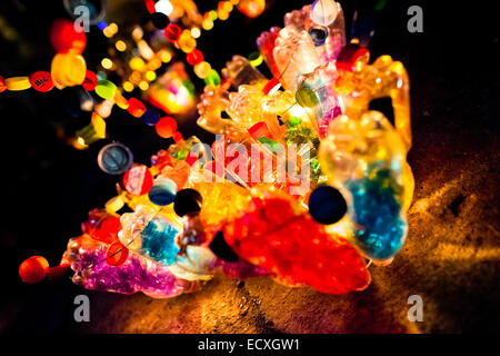 Bunter Korb-Form Skulpturen, aus leeren Plastikflaschen und Kronkorken, beleuchten die Straße während der jährlichen Festival von Kerzen und Laternen in Quimbaya, Kolumbien. Stockfoto