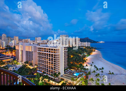 Honolulu, Hawaii-Skyline in der Abenddämmerung Stockfoto