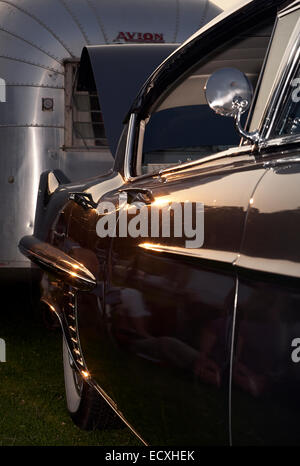 Hinten Quartal 1957 Cadillac Fleetwood mit Avion Aluminium Wohnwagen. Stockfoto