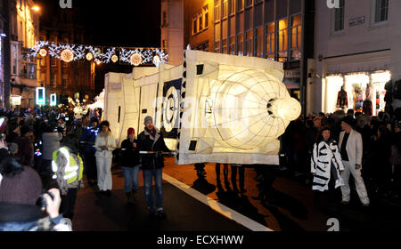 Brighton, UK. 21. Dezember 2014. Tausende von Menschen beteiligen sich an der jährlichen "Brennen die Uhren" Wintersonnenwende Feier Prozession durch die Straßen von Brighton heute Abend gegründet 1993, die Feier organisiert von demselben Himmel auf eine Prozession von Laternen und Kostüme, hergestellt aus Withies (Willow Stöcke) und weißes Seidenpapier basiert, die Prozession bahnt sich ihren Weg durch die Innenstadt von Brighton an der Küste, wo die Feierlichkeiten in einer Laterne Lagerfeuer Gipfeln , begleitet von Feuerwerk. Alle Kostüme sind ein Zifferblatt im Laufe der Zeit darstellen. Bildnachweis: Simon Dack/Alamy Live-Nachrichten Stockfoto