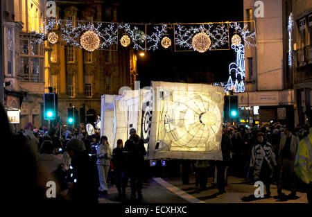 Brighton, UK. 21. Dezember 2014. Tausende von Menschen beteiligen sich an der jährlichen "Brennen die Uhren" Wintersonnenwende Feier Prozession durch die Straßen von Brighton heute Abend gegründet 1993, die Feier organisiert von demselben Himmel auf eine Prozession von Laternen und Kostüme, hergestellt aus Withies (Willow Stöcke) und weißes Seidenpapier basiert, die Prozession bahnt sich ihren Weg durch die Innenstadt von Brighton an der Küste, wo die Feierlichkeiten in einer Laterne Lagerfeuer Gipfeln , begleitet von Feuerwerk. Alle Kostüme sind ein Zifferblatt im Laufe der Zeit darstellen. Stockfoto