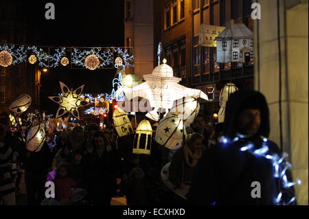 Brighton, UK. 21. Dezember 2014. Tausende von Menschen beteiligen sich an der jährlichen "Brennen die Uhren" Wintersonnenwende Feier Prozession durch die Straßen von Brighton heute Abend gegründet 1993, die Feier organisiert von demselben Himmel auf eine Prozession von Laternen und Kostüme, hergestellt aus Withies (Willow Stöcke) und weißes Seidenpapier basiert, die Prozession bahnt sich ihren Weg durch die Innenstadt von Brighton an der Küste, wo die Feierlichkeiten in einer Laterne Lagerfeuer Gipfeln , begleitet von Feuerwerk. Alle Kostüme sind ein Zifferblatt im Laufe der Zeit darstellen. Stockfoto