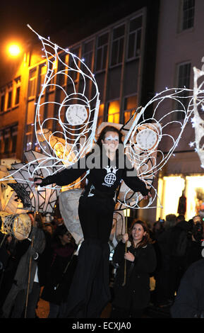 Brighton, UK. 21. Dezember 2014. Tausende von Menschen beteiligen sich an der jährlichen "Brennen die Uhren" Wintersonnenwende Feier Prozession durch die Straßen von Brighton heute Abend gegründet 1993, die Feier organisiert von demselben Himmel auf eine Prozession von Laternen und Kostüme, hergestellt aus Withies (Willow Stöcke) und weißes Seidenpapier basiert, die Prozession bahnt sich ihren Weg durch die Innenstadt von Brighton an der Küste, wo die Feierlichkeiten in einer Laterne Lagerfeuer Gipfeln , begleitet von Feuerwerk. Alle Kostüme sind ein Zifferblatt im Laufe der Zeit darstellen. Bildnachweis: Simon Dack/Alamy Live-Nachrichten Stockfoto