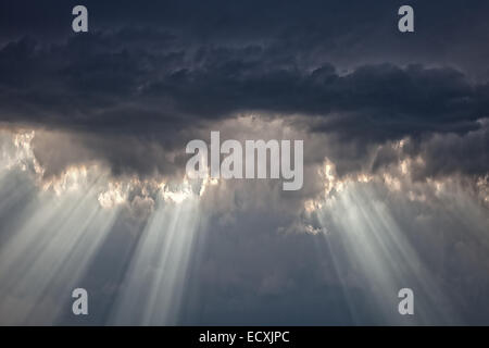 Dunkle ominösen graue Gewitterwolken - dramatischen Himmel. Stockfoto