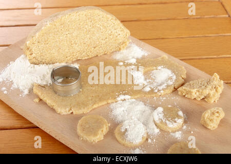 Rohe Haferflocken Cookie-Teig auf ein Holzbrett. Stockfoto