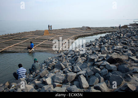 Bangladesch. 20. Dezember 2014. Völker Leben in der Nähe des Flusses Yamuna. Bangladesch ist ausgesetzt, den Launen der Natur in verschiedenen Formen und Flusserosion, die Menschen aus ihrer angestammten Heimat entwurzelt und befasst sich tödliche Schläge, Agrarwirtschaft, ist sicherlich ein großes sozio-ökonomischen Problem, das in der Art von nachhaltigen Armutsbekämpfung steht. Bildnachweis: Zakir Hossain Chowdhury Zakir/Alamy Live-Nachrichten Stockfoto