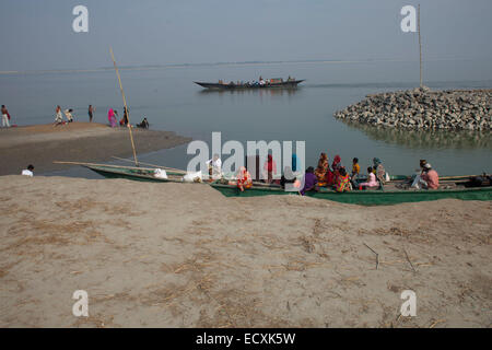 Bangladesch. 20. Dezember 2014. Völker Leben in der Nähe des Flusses Yamuna. Bangladesch ist ausgesetzt, den Launen der Natur in verschiedenen Formen und Flusserosion, die Menschen aus ihrer angestammten Heimat entwurzelt und befasst sich tödliche Schläge, Agrarwirtschaft, ist sicherlich ein großes sozio-ökonomischen Problem, das in der Art von nachhaltigen Armutsbekämpfung steht. Bildnachweis: Zakir Hossain Chowdhury Zakir/Alamy Live-Nachrichten Stockfoto