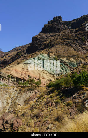 Gran Canaria - Fuente de Los Azulejos, farbigen Felsen erstellt durch Einwirkung von Wärme und Wasser. Stockfoto
