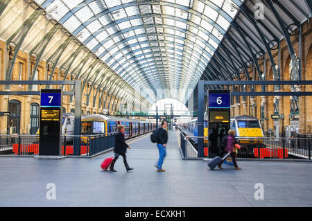 Passagiere am Bahnhof Zug Bahnhof Kings Cross, London England Vereinigtes Königreich UK Stockfoto