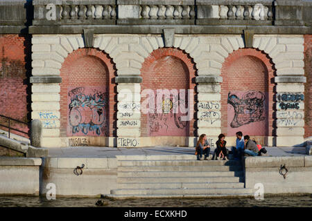 Graffiti am Ufer des Flusses in der Nähe von Ponte Pietra in Verona, Italien Stockfoto