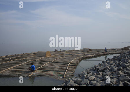 Shirajgonj, Bangladesch. 20. Dezember 2014. Völker Leben in der Nähe der Ufer des Flusses, die Jamuna.Bangladesh ausgesetzt ist, den Launen der Natur in verschiedenen Formen und Flusserosion, die Menschen aus ihrer angestammten Heimat entwurzelt und befasst sich tödliche Schläge, Agrarwirtschaft, ist sicherlich ein großes sozio-ökonomischen Problem, das in der Art von nachhaltigen Armutsbekämpfung steht. Die Padma Fluss Ganges und die Yamuna weggenommen haben rund 1.000 Quadratmetern, die laut einer Studie von t Kilometer von Ackerland, die mehr ist als die Größe der Dhaka Stadt und 5 bis 20 Millionen Menschen direkt oder indirekt betroffen sind Stockfoto