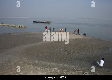 Shirajgonj, Bangladesch. 20. Dezember 2014. Völker Leben in der Nähe der Ufer des Flusses, die Jamuna.Bangladesh ausgesetzt ist, den Launen der Natur in verschiedenen Formen und Flusserosion, die Menschen aus ihrer angestammten Heimat entwurzelt und befasst sich tödliche Schläge, Agrarwirtschaft, ist sicherlich ein großes sozio-ökonomischen Problem, das in der Art von nachhaltigen Armutsbekämpfung steht. Die Padma Fluss Ganges und die Yamuna weggenommen haben rund 1.000 Quadratmetern, die laut einer Studie von t Kilometer von Ackerland, die mehr ist als die Größe der Dhaka Stadt und 5 bis 20 Millionen Menschen direkt oder indirekt betroffen sind Stockfoto