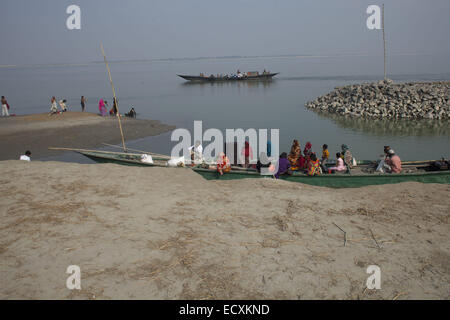 Shirajgonj, Bangladesch. 20. Dezember 2014. Völker Leben in der Nähe der Ufer des Flusses, die Jamuna.Bangladesh ausgesetzt ist, den Launen der Natur in verschiedenen Formen und Flusserosion, die Menschen aus ihrer angestammten Heimat entwurzelt und befasst sich tödliche Schläge, Agrarwirtschaft, ist sicherlich ein großes sozio-ökonomischen Problem, das in der Art von nachhaltigen Armutsbekämpfung steht. Die Padma Fluss Ganges und die Yamuna weggenommen haben rund 1.000 Quadratmetern, die laut einer Studie von t Kilometer von Ackerland, die mehr ist als die Größe der Dhaka Stadt und 5 bis 20 Millionen Menschen direkt oder indirekt betroffen sind Stockfoto