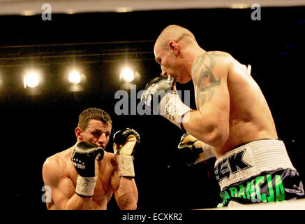 Unterschleißheim, Bayern, Deutschland. 20. Dezember 2014. vom linken Robin KRASNIQI, Darius SEK. Unterschleißheim ca München/Deutschland, Ballhaus, 21. Dezember, 2014.WBO International Championship/WBA kontinentalen Meisterschaften, Licht Heavywight, Robin KRASNIQI/Deutschland Vs Darius SEK/Polen, der Gewinner dieses Kampfes hat wahrscheinlich die Möglichkeit, .fight für die Weltmeisterschaft gegen Juergen BRAEHMER. Schließlich hat Robin Krasniqi 3:0 gewonnen. © Wolfgang Fehrmann/Wolfgang Fehrmann/ZUMA Draht/Alamy Live News Stockfoto