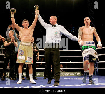 Unterschleißheim, Bayern, Deutschland. 20. Dezember 2014. vom linken Robin KRASNIQI, die Schaumkronen des Kampfes, Darius SEK. Unterschleißheim ca München/Deutschland, Ballhaus, 21. Dezember, 2014.WBO International Championship/WBA kontinentalen Meisterschaften, Licht Heavywight, Robin KRASNIQI/Deutschland Vs Darius SEK/Polen, der Gewinner dieses Kampfes hat wahrscheinlich die Möglichkeit, .fight für die Weltmeisterschaft gegen Juergen BRAEHMER. Schließlich hat Robin Krasniqi 3:0 gewonnen. © Wolfgang Fehrmann/Wolfgang Fehrmann/ZUMA Draht/Alamy Live News Stockfoto