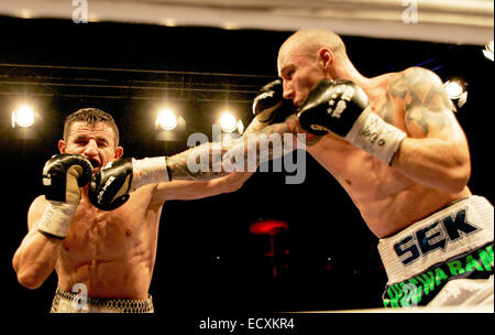 Unterschleißheim, Bayern, Deutschland. 20. Dezember 2014. vom linken Robin KRASNIQI, Darius SEK. Unterschleißheim ca München/Deutschland, Ballhaus, 21. Dezember, 2014.WBO International Championship/WBA kontinentalen Meisterschaften, Licht Heavywight, Robin KRASNIQI/Deutschland Vs Darius SEK/Polen, der Gewinner dieses Kampfes hat wahrscheinlich die Möglichkeit, .fight für die Weltmeisterschaft gegen Juergen BRAEHMER. Schließlich hat Robin Krasniqi 3:0 gewonnen. © Wolfgang Fehrmann/Wolfgang Fehrmann/ZUMA Draht/Alamy Live News Stockfoto