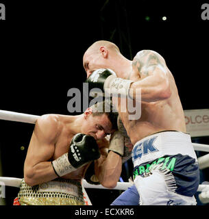 Unterschleißheim, Bayern, Deutschland. 20. Dezember 2014. vom linken Robin KRASNIQI, Darius SEK. Unterschleißheim ca München/Deutschland, Ballhaus, 21. Dezember, 2014.WBO International Championship/WBA kontinentalen Meisterschaften, Licht Heavywight, Robin KRASNIQI/Deutschland Vs Darius SEK/Polen, der Gewinner dieses Kampfes hat wahrscheinlich die Möglichkeit, .fight für die Weltmeisterschaft gegen Juergen BRAEHMER. Schließlich hat Robin Krasniqi 3:0 gewonnen. © Wolfgang Fehrmann/Wolfgang Fehrmann/ZUMA Draht/Alamy Live News Stockfoto