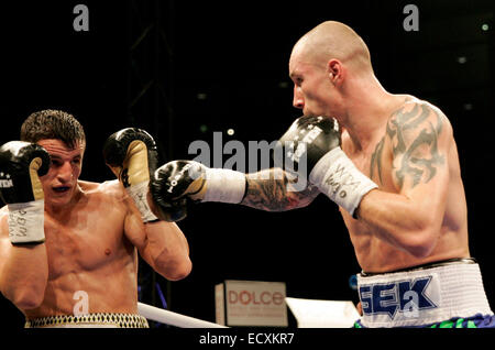 Unterschleißheim, Bayern, Deutschland. 20. Dezember 2014. vom linken Robin KRASNIQI, Darius SEK. Unterschleißheim ca München/Deutschland, Ballhaus, 21. Dezember, 2014.WBO International Championship/WBA kontinentalen Meisterschaften, Licht Heavywight, Robin KRASNIQI/Deutschland Vs Darius SEK/Polen, der Gewinner dieses Kampfes hat wahrscheinlich die Möglichkeit, .fight für die Weltmeisterschaft gegen Juergen BRAEHMER. Schließlich hat Robin Krasniqi 3:0 gewonnen. © Wolfgang Fehrmann/Wolfgang Fehrmann/ZUMA Draht/Alamy Live News Stockfoto