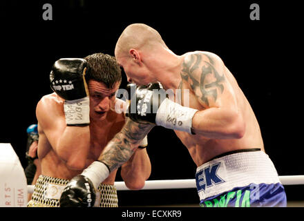 Unterschleißheim, Bayern, Deutschland. 20. Dezember 2014. vom linken Robin KRASNIQI, Darius SEK. Unterschleißheim ca München/Deutschland, Ballhaus, 21. Dezember, 2014.WBO International Championship/WBA kontinentalen Meisterschaften, Licht Heavywight, Robin KRASNIQI/Deutschland Vs Darius SEK/Polen, der Gewinner dieses Kampfes hat wahrscheinlich die Möglichkeit, .fight für die Weltmeisterschaft gegen Juergen BRAEHMER. Schließlich hat Robin Krasniqi 3:0 gewonnen. © Wolfgang Fehrmann/Wolfgang Fehrmann/ZUMA Draht/Alamy Live News Stockfoto