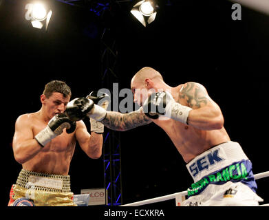 Unterschleißheim, Bayern, Deutschland. 20. Dezember 2014. vom linken Robin KRASNIQI, Darius SEK. Unterschleißheim ca München/Deutschland, Ballhaus, 21. Dezember, 2014.WBO International Championship/WBA kontinentalen Meisterschaften, Licht Heavywight, Robin KRASNIQI/Deutschland Vs Darius SEK/Polen, der Gewinner dieses Kampfes hat wahrscheinlich die Möglichkeit, .fight für die Weltmeisterschaft gegen Juergen BRAEHMER. Schließlich hat Robin Krasniqi 3:0 gewonnen. © Wolfgang Fehrmann/Wolfgang Fehrmann/ZUMA Draht/Alamy Live News Stockfoto