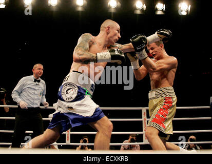 Unterschleißheim, Bayern, Deutschland. 20. Dezember 2014. Fromright Robin KRASNIQI, Darius SEK. Unterschleißheim ca München/Deutschland, Ballhaus, 21. Dezember, 2014.WBO International Championship/WBA kontinentalen Meisterschaften, Licht Heavywight, Robin KRASNIQI/Deutschland Vs Darius SEK/Polen, der Gewinner dieses Kampfes hat wahrscheinlich die Möglichkeit, .fight für die Weltmeisterschaft gegen Juergen BRAEHMER. Schließlich hat Robin Krasniqi 3:0 gewonnen. © Wolfgang Fehrmann/Wolfgang Fehrmann/ZUMA Draht/Alamy Live News Stockfoto