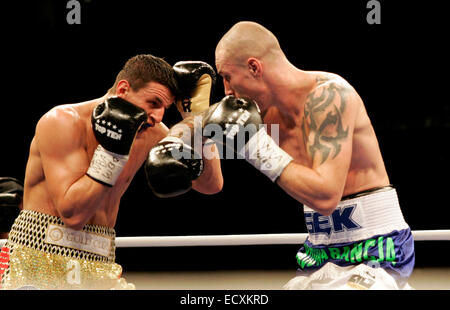 Unterschleißheim, Bayern, Deutschland. 20. Dezember 2014. vom linken Robin KRASNIQI, Darius SEK. Unterschleißheim ca München/Deutschland, Ballhaus, 21. Dezember, 2014.WBO International Championship/WBA kontinentalen Meisterschaften, Licht Heavywight, Robin KRASNIQI/Deutschland Vs Darius SEK/Polen, der Gewinner dieses Kampfes hat wahrscheinlich die Möglichkeit, .fight für die Weltmeisterschaft gegen Juergen BRAEHMER. Schließlich hat Robin Krasniqi 3:0 gewonnen. © Wolfgang Fehrmann/Wolfgang Fehrmann/ZUMA Draht/Alamy Live News Stockfoto