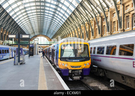 Großen Nord- und Ostküste Züge auf der Plattform am Bahnhof Kings Cross Bahnhof, London England Vereinigtes Königreich UK Stockfoto