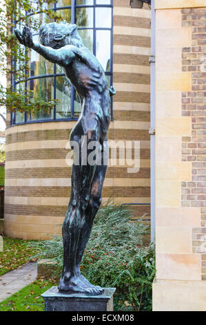 Bronzestatue an Scott Polar Research Institute in Cambridge Cambridgeshire England Vereinigtes Königreich Großbritannien Stockfoto