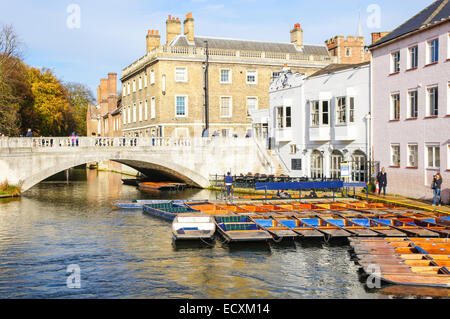 Hölzernen Kähne auf dem Fluss Cam in Cambridge Cambridgeshire England Vereinigtes Königreich Großbritannien Stockfoto