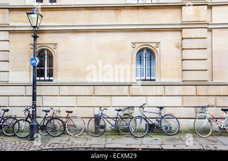 Fahrräder, die links außen ein College in Cambridge Cambridgeshire England Vereinigtes Königreich Großbritannien Stockfoto