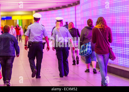 Passagiere in einen unterirdischen Gang mit einer Wand aus Licht, Streife, Stockfoto