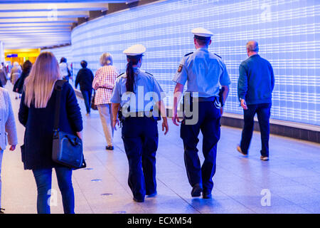 Passagiere in einen unterirdischen Gang mit einer Wand aus Licht, Streife, Stockfoto