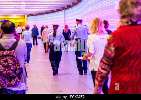 Passagiere in einen unterirdischen Gang mit einer Wand aus Licht, Streife, Stockfoto