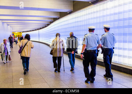 Passagiere in einen unterirdischen Gang mit einer Wand aus Licht, Streife, Stockfoto