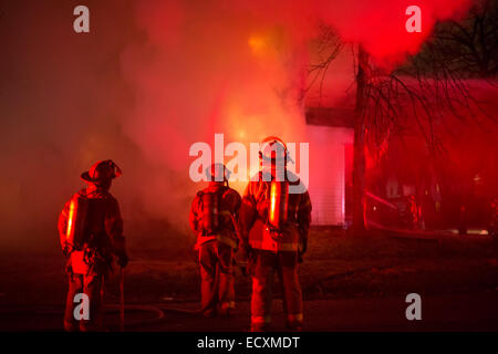 Detroit, Michigan USA - Feuerwehr Schlacht ein Feuer, das ein frei Haus in Detroit Morningside Nachbarschaft zerstört. Die Stadt hat Zehntausende von leerstehende Häuser durch Bevölkerung Verlust und Hypothek und Steuer Zwangsvollstreckungen. Bildnachweis: Jim West/Alamy Live-Nachrichten Stockfoto