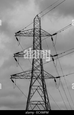 Detaillierte enge aufrecht Foto von einem einzigen isolierten elektrischen pylon Stockfoto