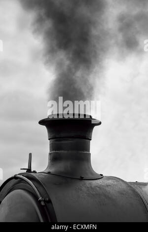 Engen aufrecht mono Foto von einzelnen isolierten Schornstein einer Dampflok Zug Rauchen und verschmutzen Stockfoto