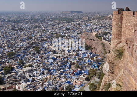 (Meherangarh) Mehrangarh Fort über die blaue Stadt Jodhpur, Rajasthan, Indien Stockfoto