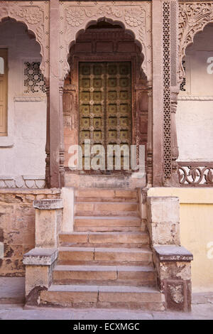 Reich verzierte Tür in (Meherangarh) Mehrangarh Fort, Jodhpur, Rajasthan, Indien Stockfoto