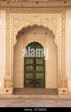 Reich verzierte Tür in (Meherangarh) Mehrangarh Fort, Jodhpur, Rajasthan, Indien Stockfoto