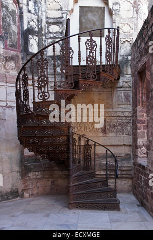 Kunstvoll geschwungene Treppe in (Meherangarh) Mehrangarh Fort, Jodhpur, Rajasthan, Indien Stockfoto