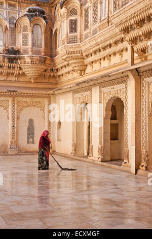 Frau, Reinigung Innenhof (Meherangarh) Mehrangarh Fort, Jodhpur, Rajasthan, Indien Stockfoto