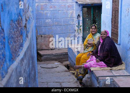 Frauen im Chat auf Schritte des Heims in die blaue Stadt Jodhpur, Rajasthan, Indien Stockfoto