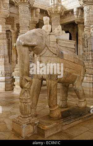 Geschnitzten Marmor Elefant im Adinath Jain-Tempel in Ranakpur, Rajasthan, Indien Stockfoto