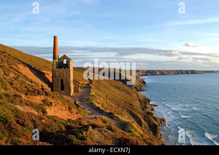 Das alte Maschinenhaus der Towanroath bei Wheal Coates Zinnmine in der Nähe von Extrameldung in Cornwall, Großbritannien Stockfoto