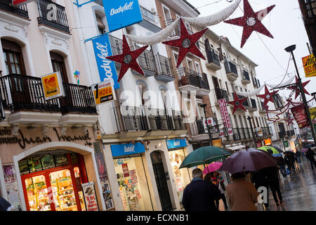 Shopper im Stadtzentrum von Ronda zu Weihnachten Stockfoto