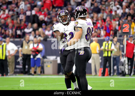 Houston, Texas, USA. 21. Dezember 2014. Baltimore Ravens Wide Receiver Torrey Smith (82) feiert seinen Touchdown Fang mit Tight-End Owen Daniels (81) während die NFL Football-Spiel zwischen den Houston Texans und die Baltimore Ravens von NRG-Stadion in Houston, TX. Houston gewann, 25-13. Bildnachweis: Cal Sport Media/Alamy Live-Nachrichten Stockfoto