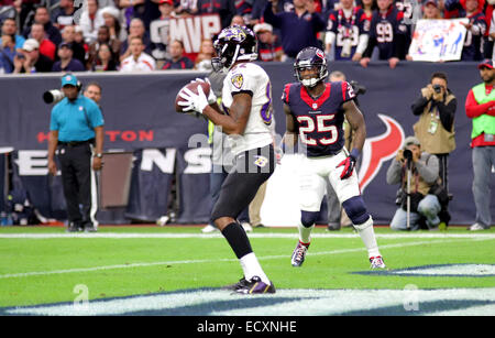 Houston, Texas, USA. 21. Dezember 2014. Baltimore Ravens Wide Receiver Torrey Smith (82) fängt einen Pass in der Endzone für einen Touchdown während der NFL Football-Spiel zwischen den Houston Texans und die Baltimore Ravens von NRG-Stadion in Houston, TX. Houston gewann, 25-13. Bildnachweis: Cal Sport Media/Alamy Live-Nachrichten Stockfoto