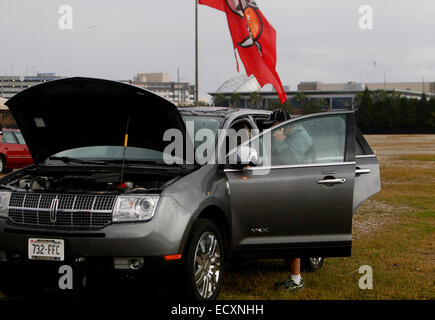 21. Dezember 2014 - Tampa, Florida, USA - DIRK SHADD | Zeiten. Rick Halvorson, aus Sumset, WI, lehnt sich in seinem Fahrzeug, als es auf dem Dach von einem Blitzeinschlag auf dem Parkplatz beschädigt wurde, nachdem die Tampa Bay Buccaneers im Raymond James Stadium in Tampa Montag, 21. Dezember 14 wieder den Green Bay Packers gespielt. Es wurde berichtet, dass 9-11 Personen ins Krankenhaus durch Blitzeinschläge in der Parkplatz lt. transportiert wurden, "Wir waren ungefähr 100 Fuß weg vom Auto und wir sahen die Haufen von Menschen, die das Auto herumliegen." Rick Halvorson sagte. '' Es war laut, sehr laut. (Kredit-Bild: © Dirk Shadd/Tamp Stockfoto